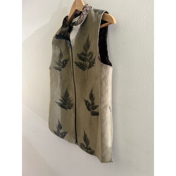 Robert Kitchen Canada Vest Faux Suede Sage Green w Leaf Print Faux Fur Small JL - Picture 3 of 8
